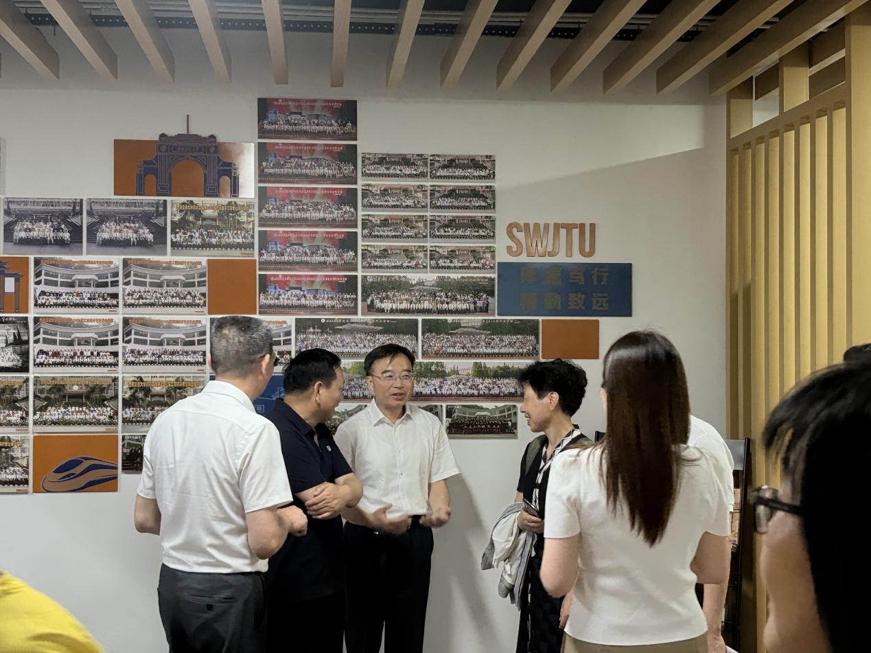 4e7037ee6a61ee4ac9bd246c182ee06